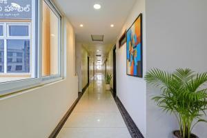 un couloir vide dans un immeuble de bureaux avec une usine dans l'établissement FabHotel Surya International, à Nellore