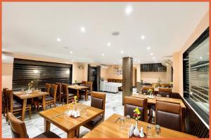 Кухня или мини-кухня в Hotel YSV PREMIUM Near Sea Beach 200m And Jagannath Temple 10 mint - Lift - Parking And Restaurant Facilities - Fully Air Conditioning Premium Rooms - Best Premium Hotel In Puri
