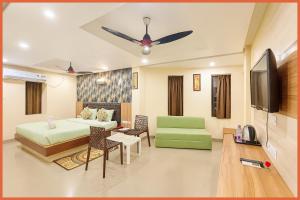 Телевизор и/или развлекательный центр в Hotel YSV PREMIUM Near Sea Beach 200m And Jagannath Temple 10 mint - Lift - Parking And Restaurant Facilities - Fully Air Conditioning Premium Rooms - Best Premium Hotel In Puri