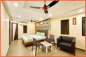 Гостиная зона в Hotel YSV PREMIUM Near Sea Beach 200m And Jagannath Temple 10 mint - Lift - Parking And Restaurant Facilities - Fully Air Conditioning Premium Rooms - Best Premium Hotel In Puri