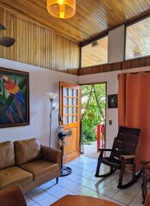Χώρος καθιστικού στο Casa Volcan Arenal