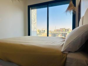 uma cama num quarto com uma grande janela em Modern villa with a private pool em Marraquexe mais 177 fotografias