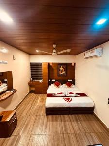 ein Schlafzimmer mit einem großen Bett in einem Zimmer in der Unterkunft Rendezvous Jungle Resort in Sultan Bathery
