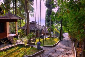 ein Haus mitten im Wald in der Unterkunft Rendezvous Jungle Resort in Sultan Bathery + 10 Fotos