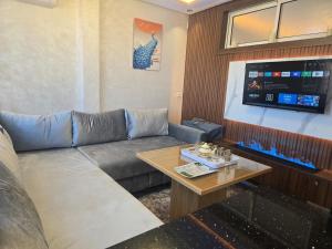 a living room with a couch and a table at APPARTEMENT AMJAD iFRANE in Ifrane