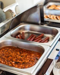 Una línea de buffet con perritos calientes y frijoles en Endorphins Beach Villa, en Dhiffushi 120 fotos más