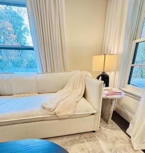 Ένα ή περισσότερα κρεβάτια σε δωμάτιο στο Boutique Farmhouse at Montaluce Winery-2 Restaurants- Fast WIFI-Free Park-Hike-Weddings