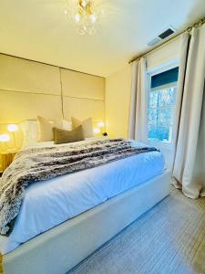 Ένα ή περισσότερα κρεβάτια σε δωμάτιο στο Boutique Farmhouse at Montaluce Winery-2 Restaurants- Fast WIFI-Free Park-Hike-Weddings