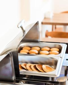 Un lote de donas está saliendo de un horno. en Endorphins Beach Villa, en Dhiffushi