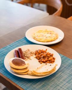 dos platos de desayuno en una mesa en Endorphins Beach Villa, en Dhiffushi