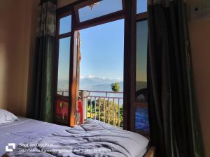 Ένα ή περισσότερα κρεβάτια σε δωμάτιο στο The Royal Offbeat