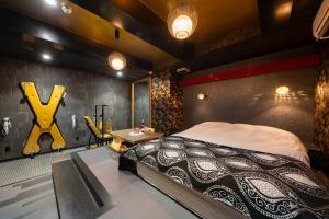 a bedroom with a large bed and a table at ホテル ダブルイン茨木 in Ibaraki