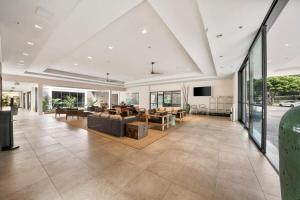 卡哈纳Valley Isle 206 · VI 206 OceanFront Studio w Pool的客厅里有一张沙发和一张桌子。