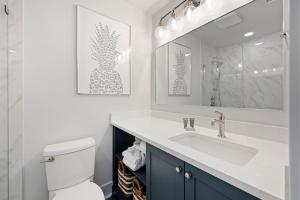 Un baño con lavabo, inodoro y espejo. en MW4205: 4205 Mariners Watch, en Kiawah Island 34 fotos más