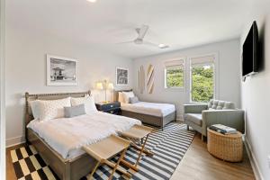 Un dormitorio con una cama, una silla y un sofá. en MW4205: 4205 Mariners Watch, en Kiawah Island