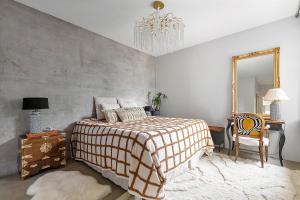 Ένα ή περισσότερα κρεβάτια σε δωμάτιο στο Luxury Spa Villa by the Nature with Sauna & Serenity