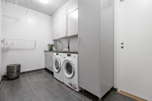 Η κουζίνα ή μικρή κουζίνα στο Luxury Spa Villa by the Nature with Sauna & Serenity