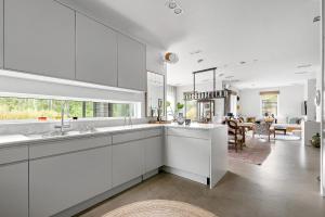 Η κουζίνα ή μικρή κουζίνα στο Luxury Spa Villa by the Nature with Sauna & Serenity