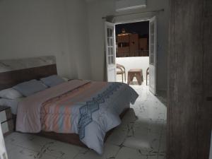 Dream House في الغردقة: غرفة نوم بها سرير في غرفة بها نافذة