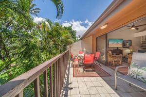 a balcony of a house with a table and chairs at Koa Resort 3J · KOA 3J Remodeled 3BD w AC Pool Near Sandy Beach in Kihei