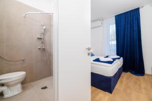 塞尔瑟Beach Villa Selce的浴室里有马桶、淋浴和洗手池。