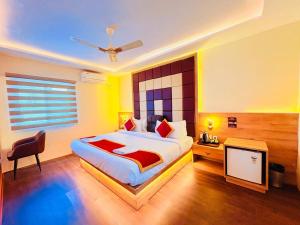 Postel nebo postele na pokoji v ubytování Hotel SM Deccan Park Airport Zone Hyderabad shamshabad + 25 fotografií