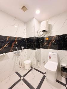 Koupelna v ubytování Hotel SM Deccan Park Airport Zone Hyderabad shamshabad