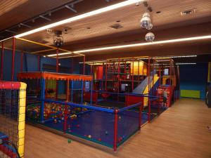 a play room with a bunch of play equipment at Traumhaftes-freistehendes-Ferienhaus-an-der-See-Strand-Yachthafen-W-Lan in Bruinisse
