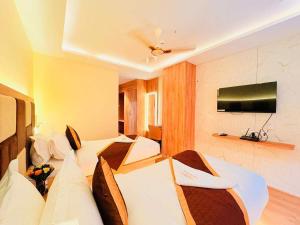 TV a/nebo společenská místnost v ubytování Hotel SM Deccan Park Airport Zone Hyderabad shamshabad