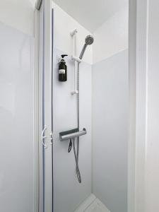 une douche dans une salle de bain avec une porte vitrée dans l'établissement Rue Bien Assis avec jardin terrasse, à Clermont-Ferrand