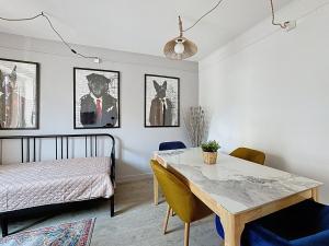 une salle à manger avec une table et un lit dans l'établissement Rue Bien Assis avec jardin terrasse, à Clermont-Ferrand
