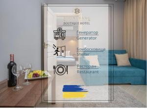 Una habitación con una mesa de cristal y un sofá azul. en Boomerang Boutique Hotel, en Odessa