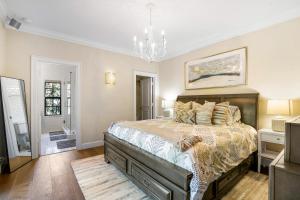 Postel nebo postele na pokoji v ubytování Spanish Charm 4br Guest House Private Yard