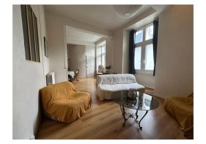 En eller flere senge i et værelse på Appartement cosy 2 à 4 personnes Bielle
