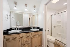 Un baño con dos lavabos y una ducha. en WS5127: 5127 Windswept, en Kiawah Island 35 fotos más