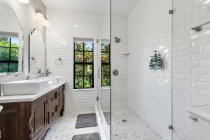 Koupelna v ubytování Spanish Charm 4br Guest House Private Yard + 43 fotografií