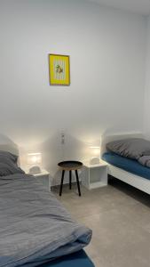 une chambre avec deux lits et une table dans l'établissement Frisch saniert, Moderne Ferienwohnungen für 1 bis 37 Personen, Warme Weihnachten, à Böbingen an der Rems