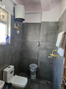 un piccolo bagno con un water e un lavandino di The Paavilion a Jaipur