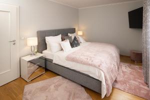 une chambre avec un grand lit et une télévision dans l'établissement Baden-Chalet, à Brombach