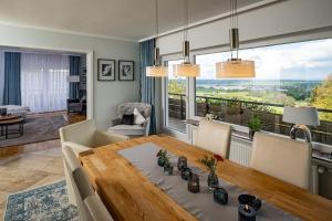 une salle à manger avec une table et une grande fenêtre dans l'établissement Baden-Chalet, à Brombach