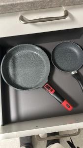 un paio di utensili in un cassetto di KRAICHGAU # Ein Haus mit 3 Schlafzimmer und Terrasse a Ittlingen Altre 16 foto