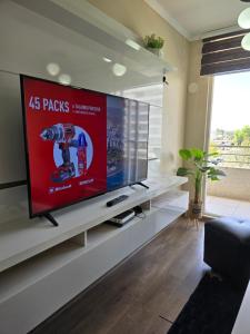 ein Wohnzimmer mit einem großen Flachbildfernseher in der Unterkunft Fabuloso Amplio Departamento 3 dorm Parcking y Wifi in Rancagua