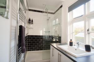 Et badeværelse på Stunning Countryside Retreat & Getaway! + 29 billeder