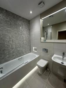 une salle de bain avec une baignoire, des toilettes et un lavabo dans l'établissement Wendover Arms Hotel, à High Wycombe 69 autres photos