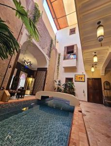 ein Haus mit einem Pool im Innenhof in der Unterkunft Riad Sidi Mimoune & Spa in Marrakesch