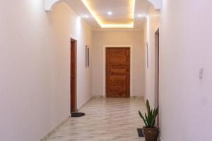 een lege hal met een deur en een plant bij The cozy lookout in Malindi