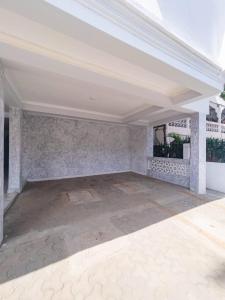 een lege woonkamer met een wit plafond bij The cozy lookout in Malindi