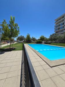 ein Schwimmbad in einem Park neben einem Gebäude in der Unterkunft Fabuloso Amplio Departamento 3 dorm Parcking y Wifi in Rancagua