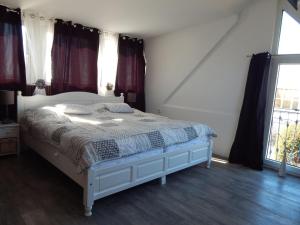 Ένα ή περισσότερα κρεβάτια σε δωμάτιο στο Wunderschoenes-freistehendes-Ferienhaus-an-der-See-Sauna-Strand-Yachthafen-WLAN