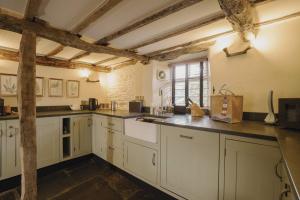 Köök või kööginurk majutusasutuses Stylish Country Cottage Nr Ambleside by LetMeStay